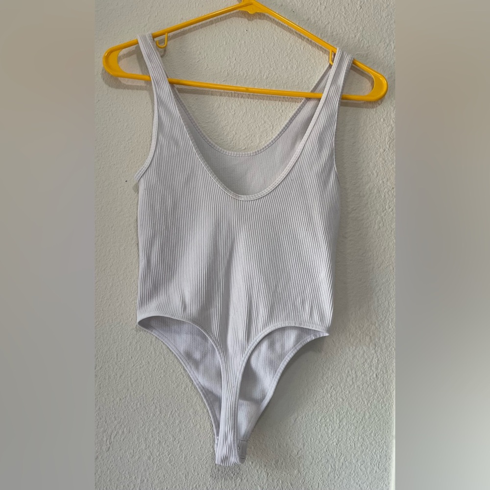 Chic White Ribbed Bodysuit - Picture 4 of 6
